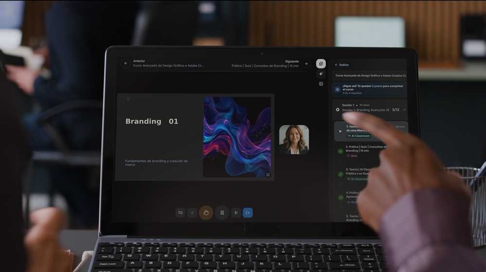AI Classroom en un portátil: la clase avanza junto al índice del curso